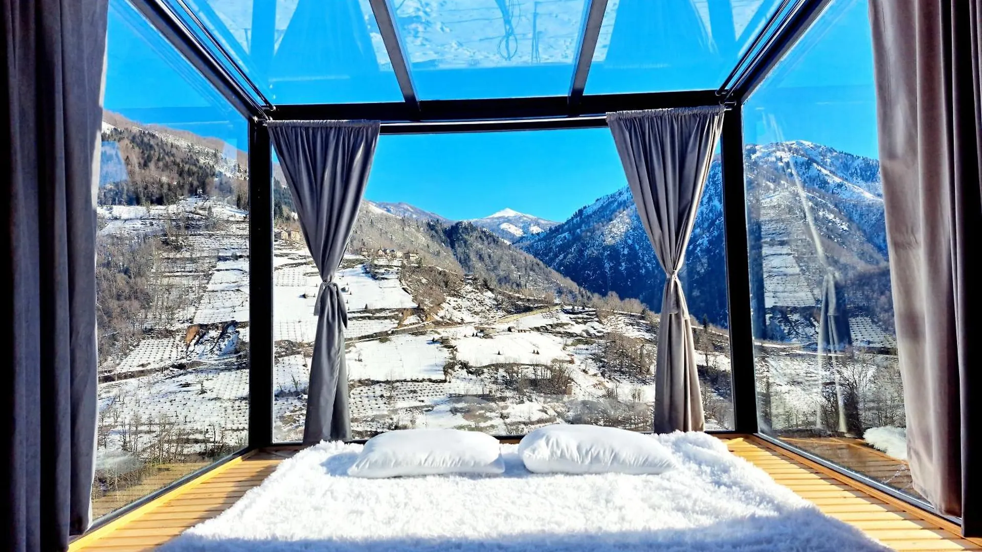 Glass House In Merisi